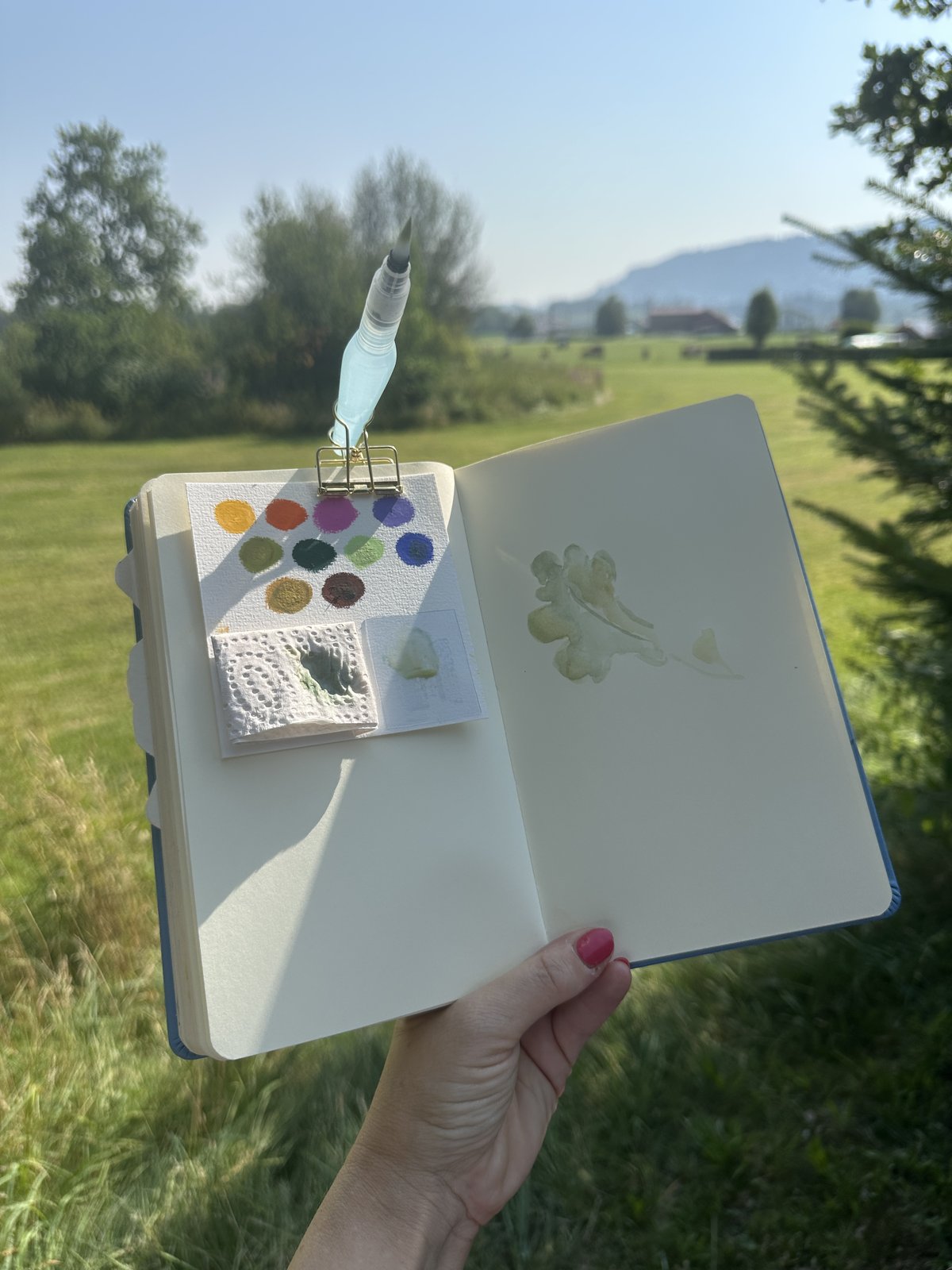 Aquarell-To-Go: Sketchbook mit selbstgebauter Mini Palette in der Wiese