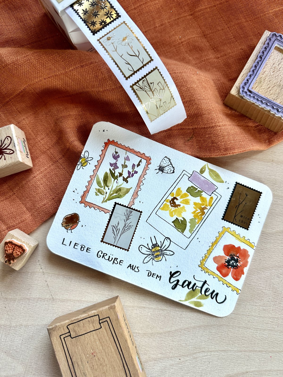 Fertige Postkarte „Liebe Grüße aus dem Garten“ mit Aquarellfarbe koloriert