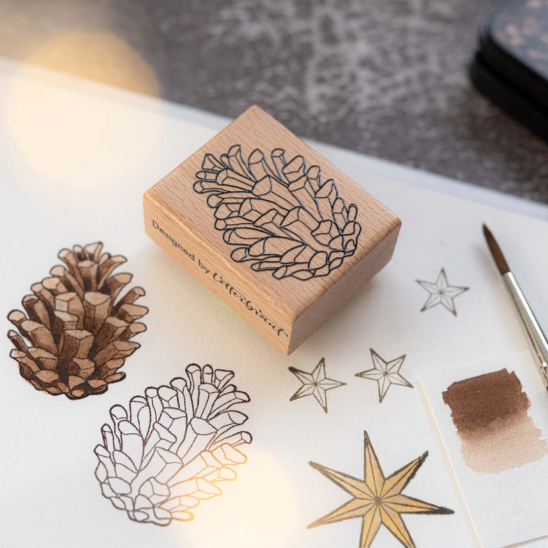 Letterbraut Stempel Kiefernzapfen